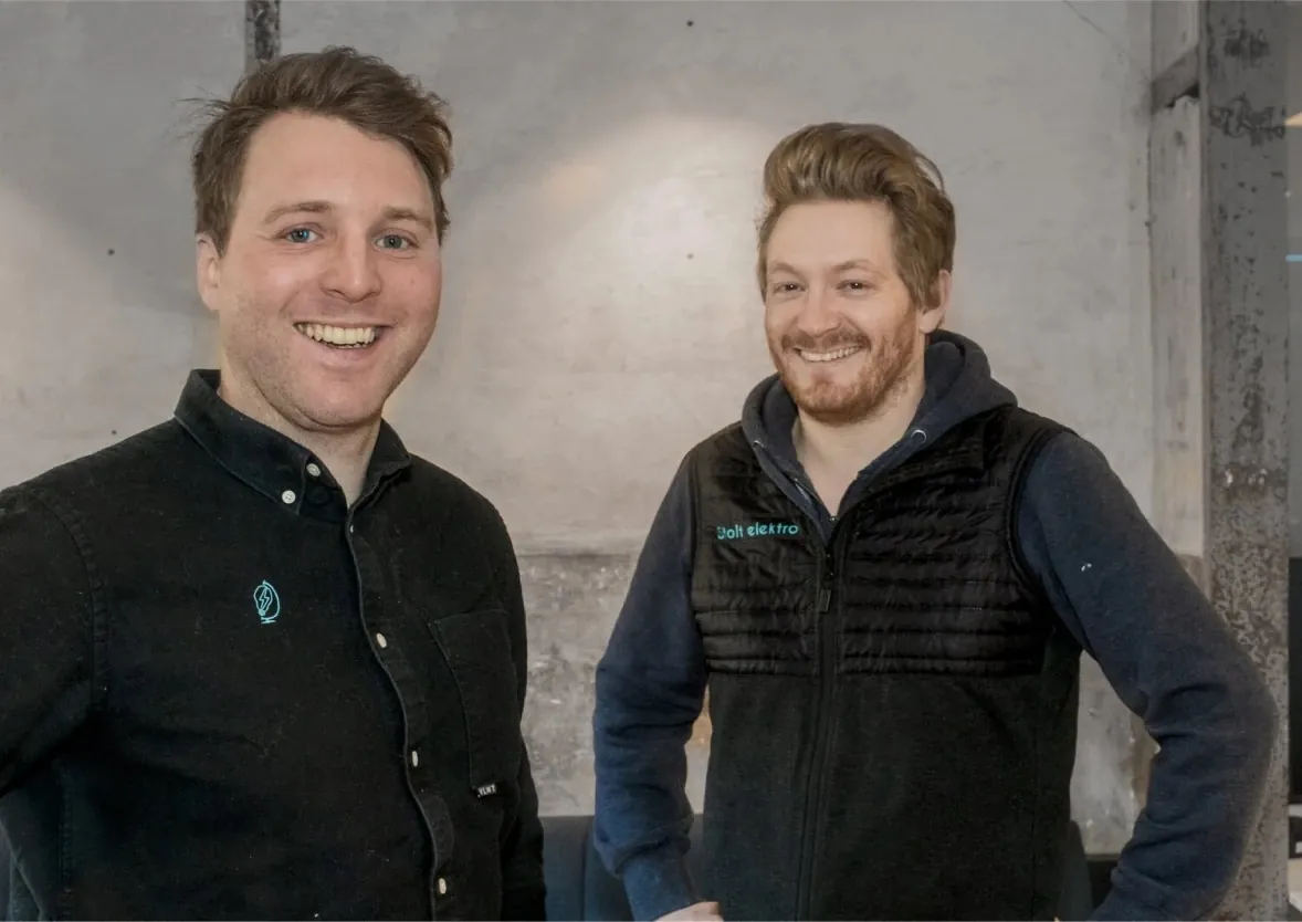 Sindre Enoksen and a colleague from Stolt Elektro, smiling in their workshop